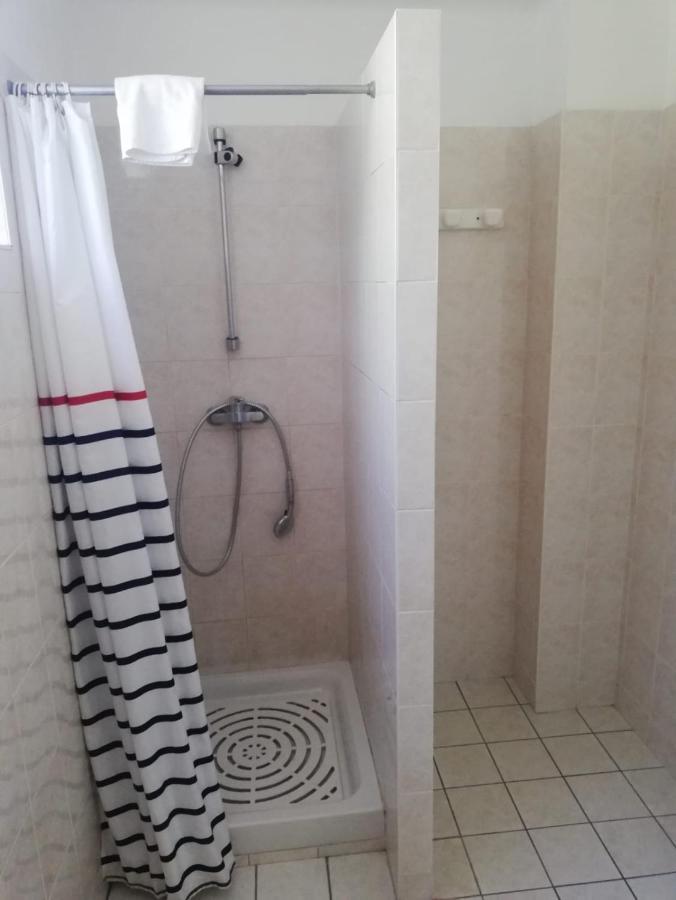 Le Breton Hotel Basse-Indre Bagian luar foto